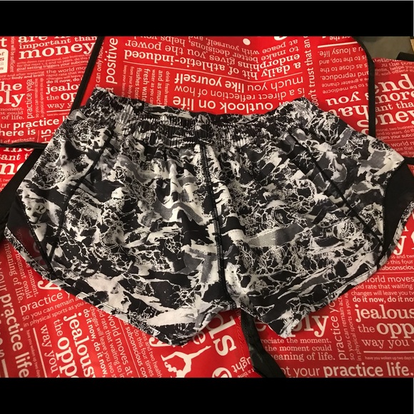 NWT Lululemon Hotty Hot Short II ITRL/BLK - Picture 7 of 8